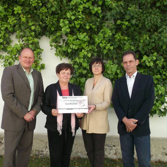 ÖSA Versicherung übergibt Scheck an Einheitsgemeinde Stadt Bismark (Altmark)