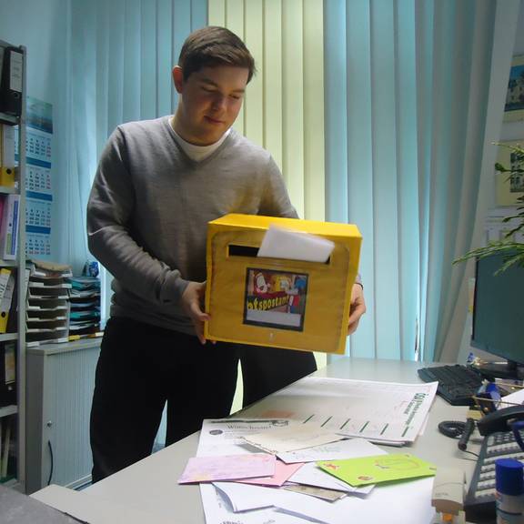 123 Wunschzettel sind zusammengekommen, hier auf dem Foto Manuel Richter beim Leeren des Wunschzettel-Briefkastens