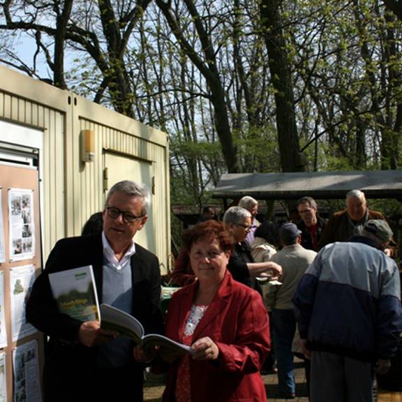 Die LAG-Vorsitzende Verena Schlüsselburg nahm vom Leiter des Projektteams für die Erarbeitung der Lokalen Entwicklungsstrategie, Dr. Wolfgang Bock, die gedruckte Fassung der LEADER-Strategie, die auch allen LAG-Mitgliedern zur Verfügung gestellt wurd