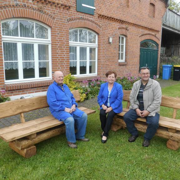 V.l.n.r. Ortsvorsteher Erich Mewes, Einheitsgemeindebürgermeisterin Verena Schlüsselburg und Projektbegleiter Dirk Fähse.