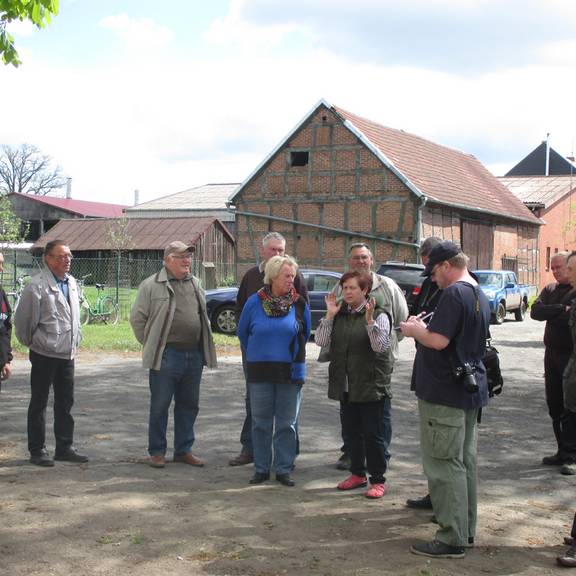 Döllnitzer und Bürgermeisterin retten das Tranformatorenhäuschen der Ortschaft
