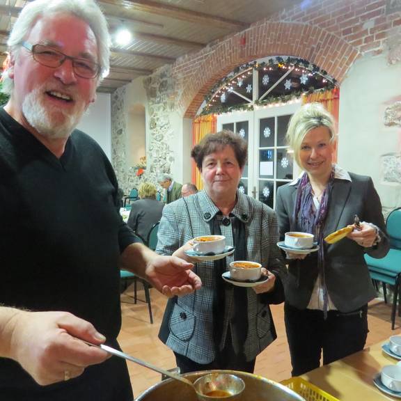 Möbelland Gardelegen sponsert 60 Suppentassen für Alten Schafstall Kläden