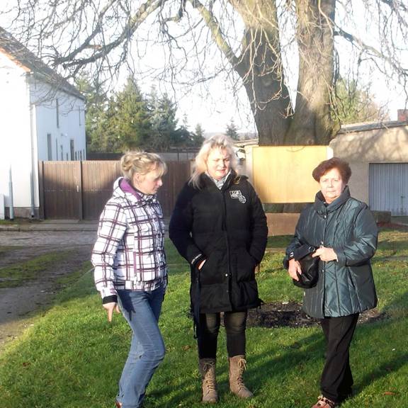 Hier auf dem Foto v.l.n.r. Marleen Gille, Steffi Schulze und Bürgermeisterin Verena Schlüsselburg