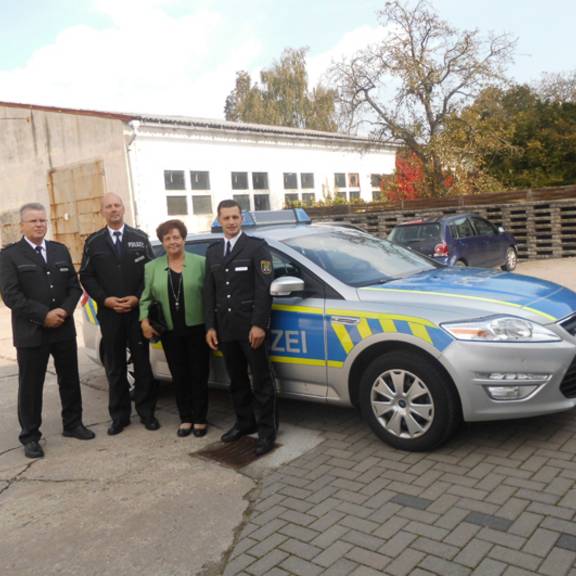 Auf dem Foto v.l.n.r., Polizeirat Torsten Müller, Leiter zentrale Aufgaben im Revier Stendal, Thomas Fenzl, Regionalbereichsbeamter, Bürgermeisterin Verena Schlüsselburg und Polizeirat Chris Schulenburg, Leiter Einsatzdienste Revier Stendal