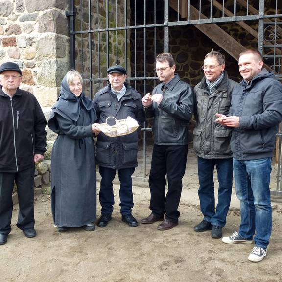 V.l.n.r. Otto Herrmann, Ruth und Dieter Rothe, Terry Hazinski, Heinz-Werner Pfister und Bauamtsleiter Erik Dähne in Vertretung für Einheitsgemeindebürgermeisterin Verena Schlüsselburg.