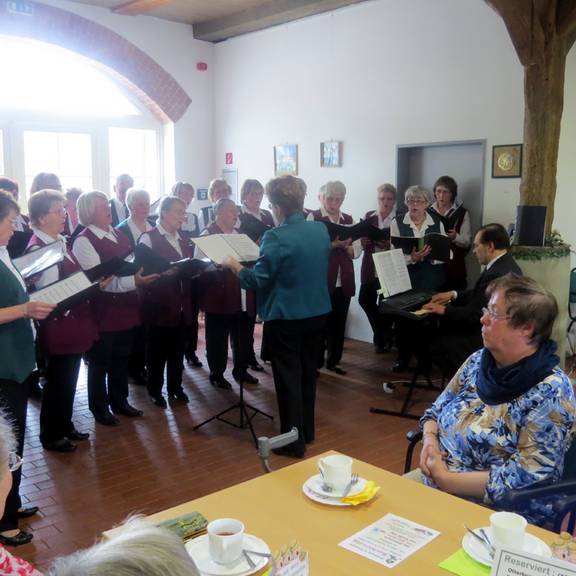 Das Frühlingsfest aus Anlass des 20 jährigen Jubiläums des Chores des Klädener Media- Kulturkreises war ein voller Erfolg, und das im wahrsten Sinne des Wortes. Der "Alte Schafstall" war besetzt bis auf den letzten Platz.