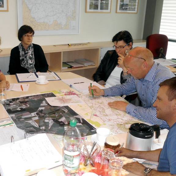 Arbeitsgespräch zwischen Landesstraßenbaubehörde RB Nord und Einheitsgemeinde Stadt Bismark (Altmark) in Stendal am 07. Mai 2015. Auf dem Foto v.l.n.r. Bürgermeisterin Verena Schlüsselburg, Kämmereiamtsleiterin Sylvia Schwiertz, Fachgruppenleiterin S