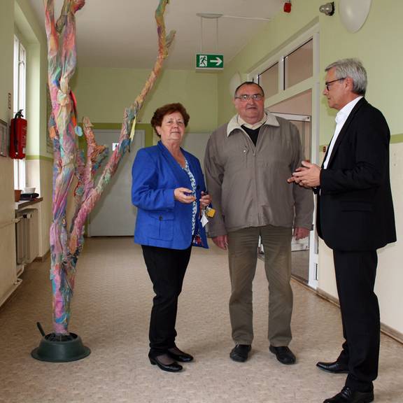 Bürgermeisterin Verena Schlüsselburg, Ortsbürgermeister Dieter Wein und Regionalplaner Dr. Wolfgang Bock (re.) besuchten am 11. Mai 2015 das Areal der früheren Grundschule in Dobberkau, um Möglichkeiten der Nachnutzung zu erörtern.