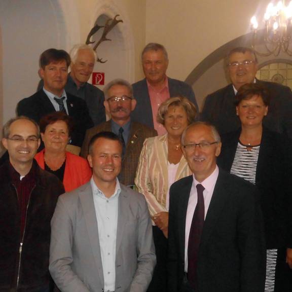 Hier auf dem Foto v.l.n.r. unten: Bürgermeister Norman Klebe, Arendsee, Bürgermeisterin Verena Schlüsselburg, Bismark, Bürgermeister Nico Schulz, Osterburg, Bürgermeister Konrad Fuchs, Gardelegen.
Darüber: Bürgermeister Eike Trumpf, Arneburg-Goldbec