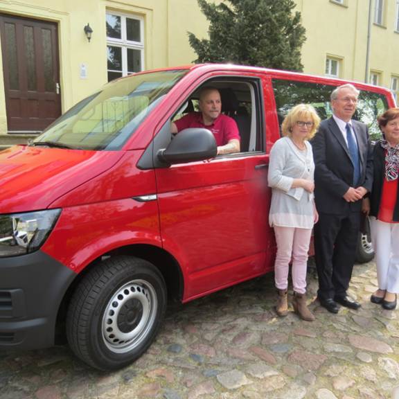 Finanzielle Unterstützung für den neuen Kleinbus der Seniorentagesstätte Schloss Kläden e.V.