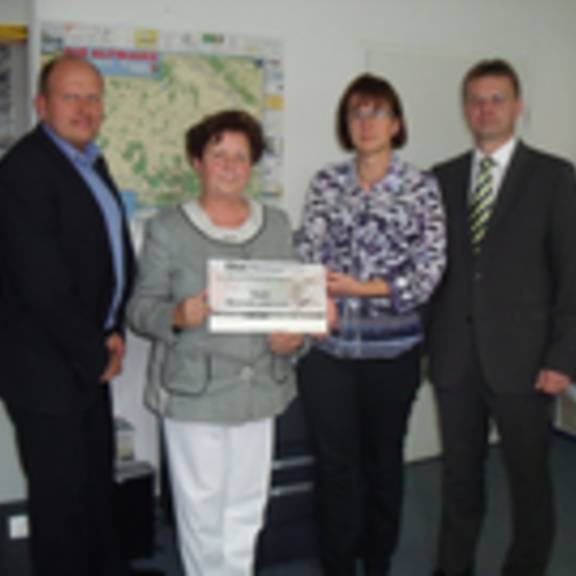 Der Gebietsleiter für Personenversicherungen Erik Lange und ÖSA Geschäftsstellenleiter Guido Klautzsch übergeben einen Scheck über 2.566,- an Bürgermeisterin Verena Schlüsselburg.