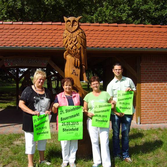 Auf dem Foto v.l.n.r. Mitarbeiterin Birgit Nowak, Einheitsgemeindebürgermeisterin Verena Schlüsselburg, die neue Ortsbürgermeisterin Steinfeld`s, Kordula Stephan und Tilo Ladewig, Mitarbeiter der Einheitsgemeinde.